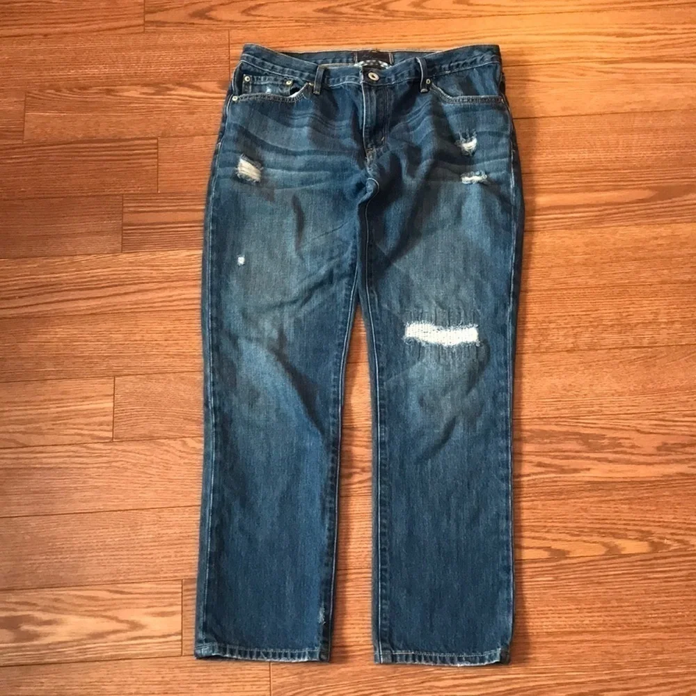 EUC Levi’s distressed boyfriend jeans